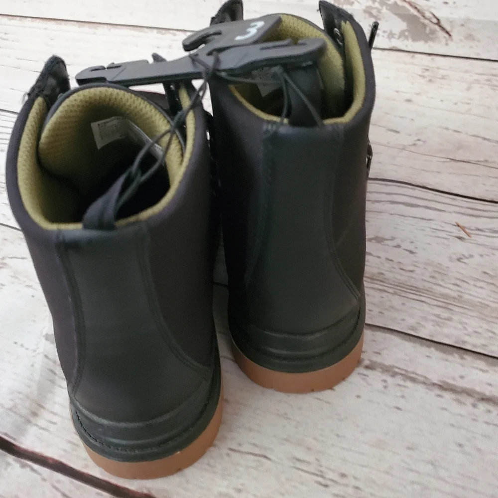 Wonder Nation boy's boots with non-marking outsole black size 3
